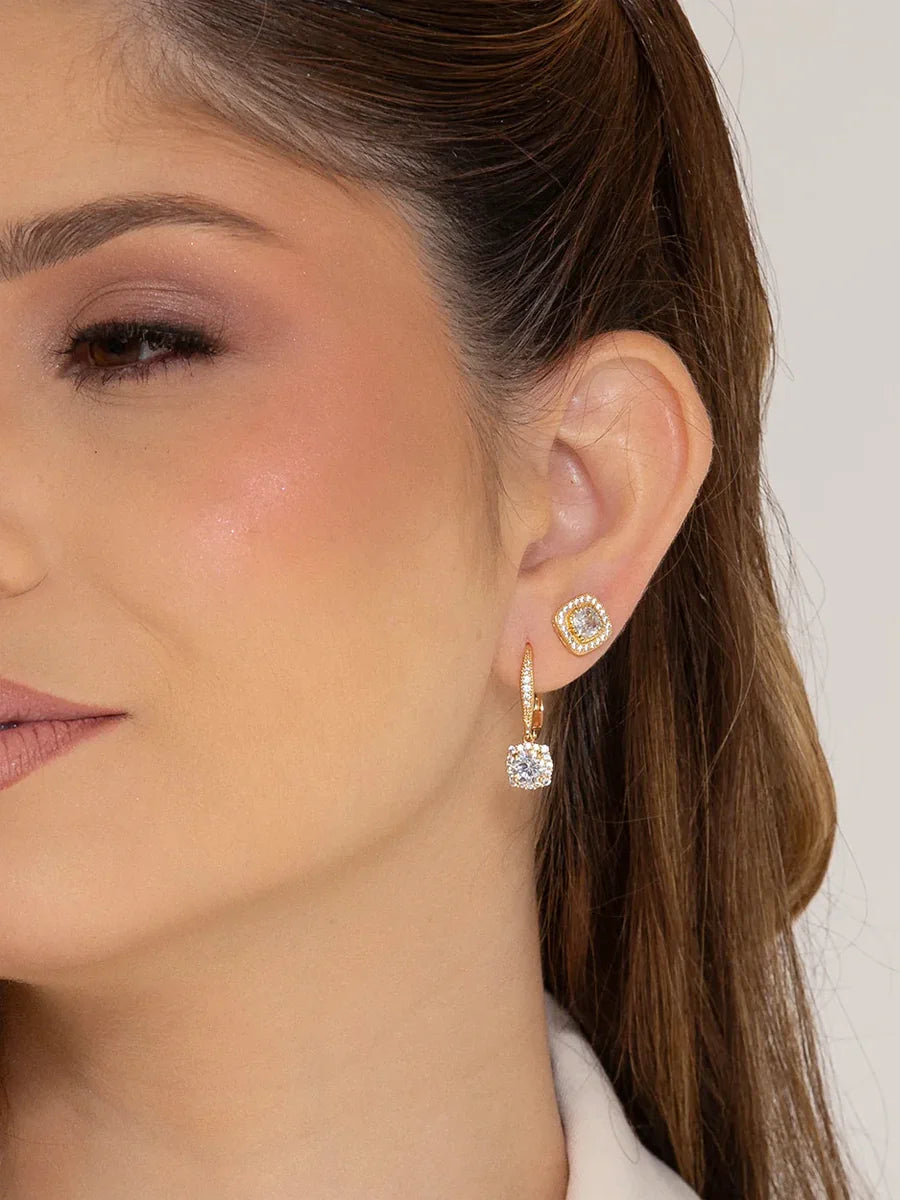 Mulher Usando Conjunto Brinco Argola com Zircônia em Ouro