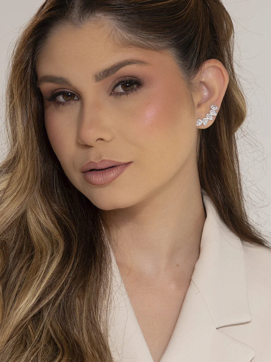Mulher usando Brinco Ear Cuff com Zircônias em Ouro