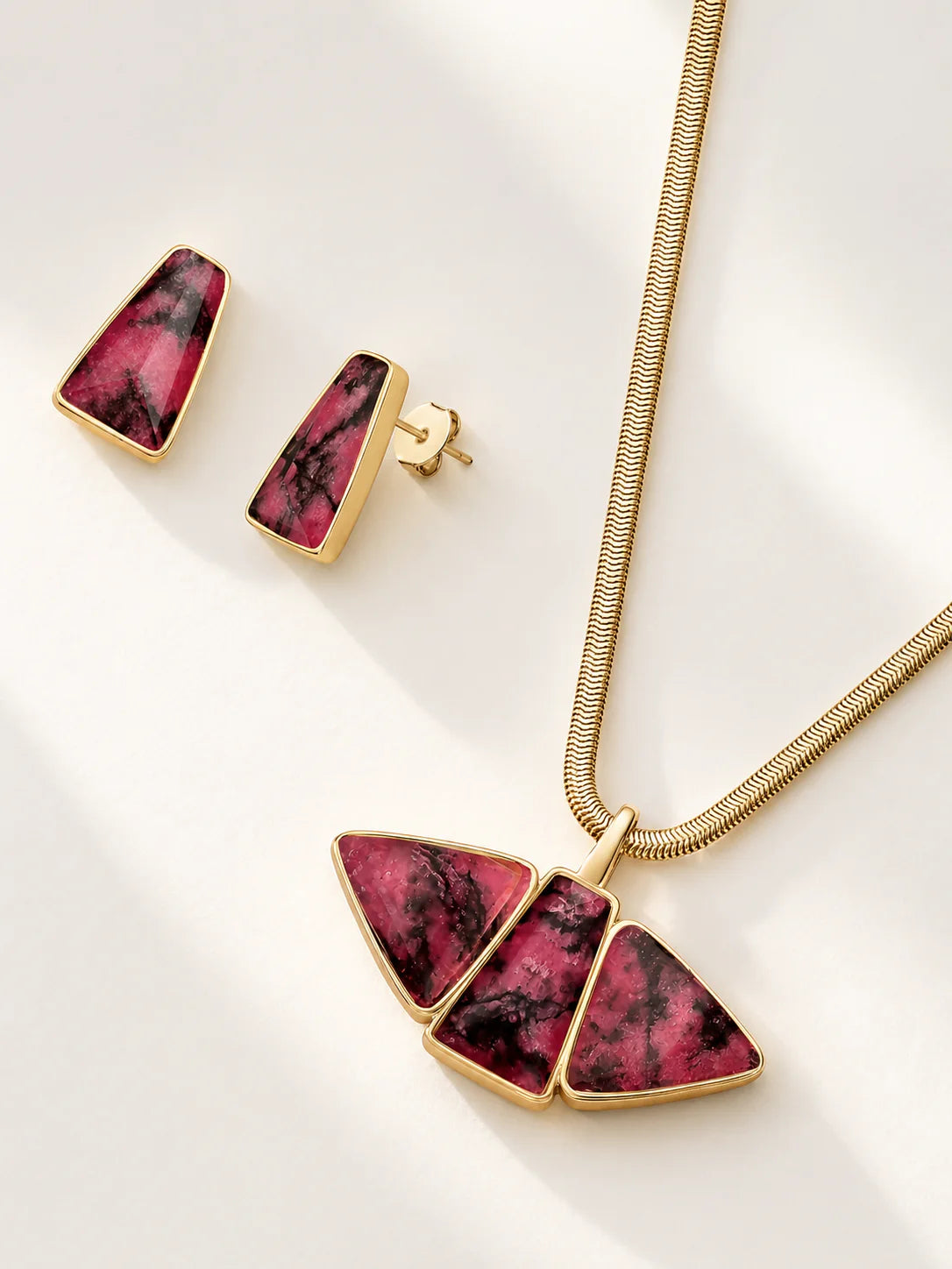 Conjunto com Rodonita Natural em Ouro