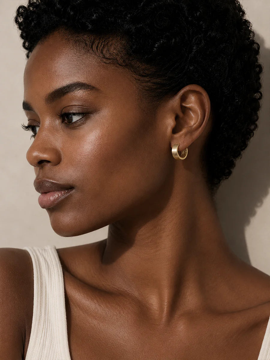 Mulher Usando Brinco Argola Acetinada Grande em Ouro