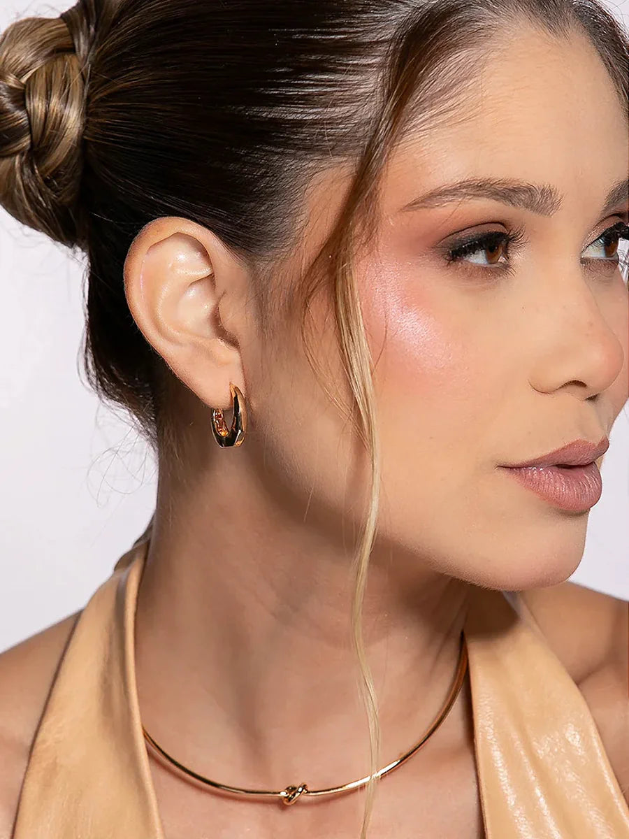 Mulher Usando Brinco Argola Geométrica E Colar em Ouro