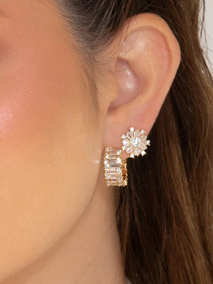 Mulher Usando Conjunto de Brincos com Zircônias em Ouro
