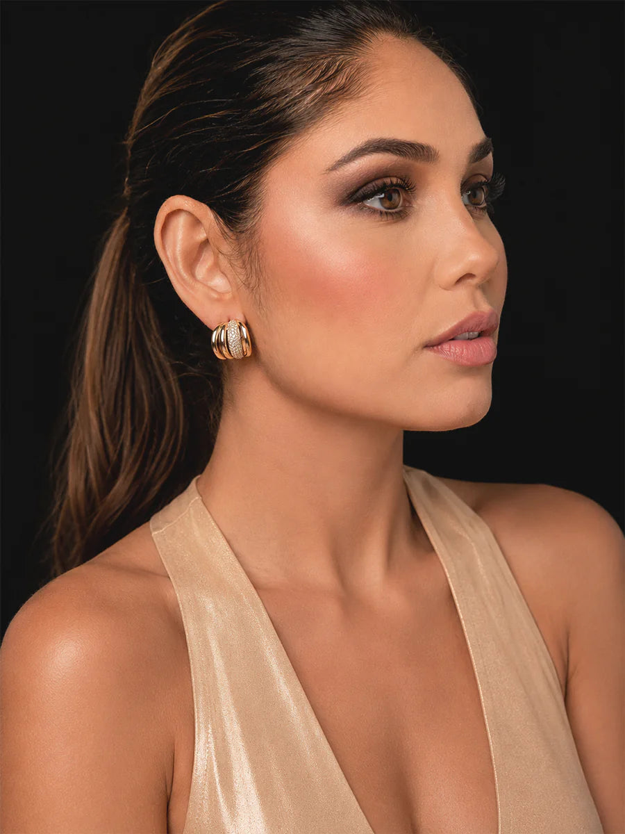 Mulher Usando Brinco Meia Argola Cravejada em Ouro